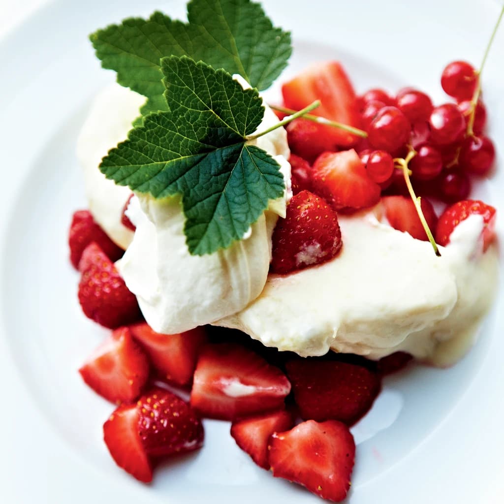Punschparfait med färska jordgubbar