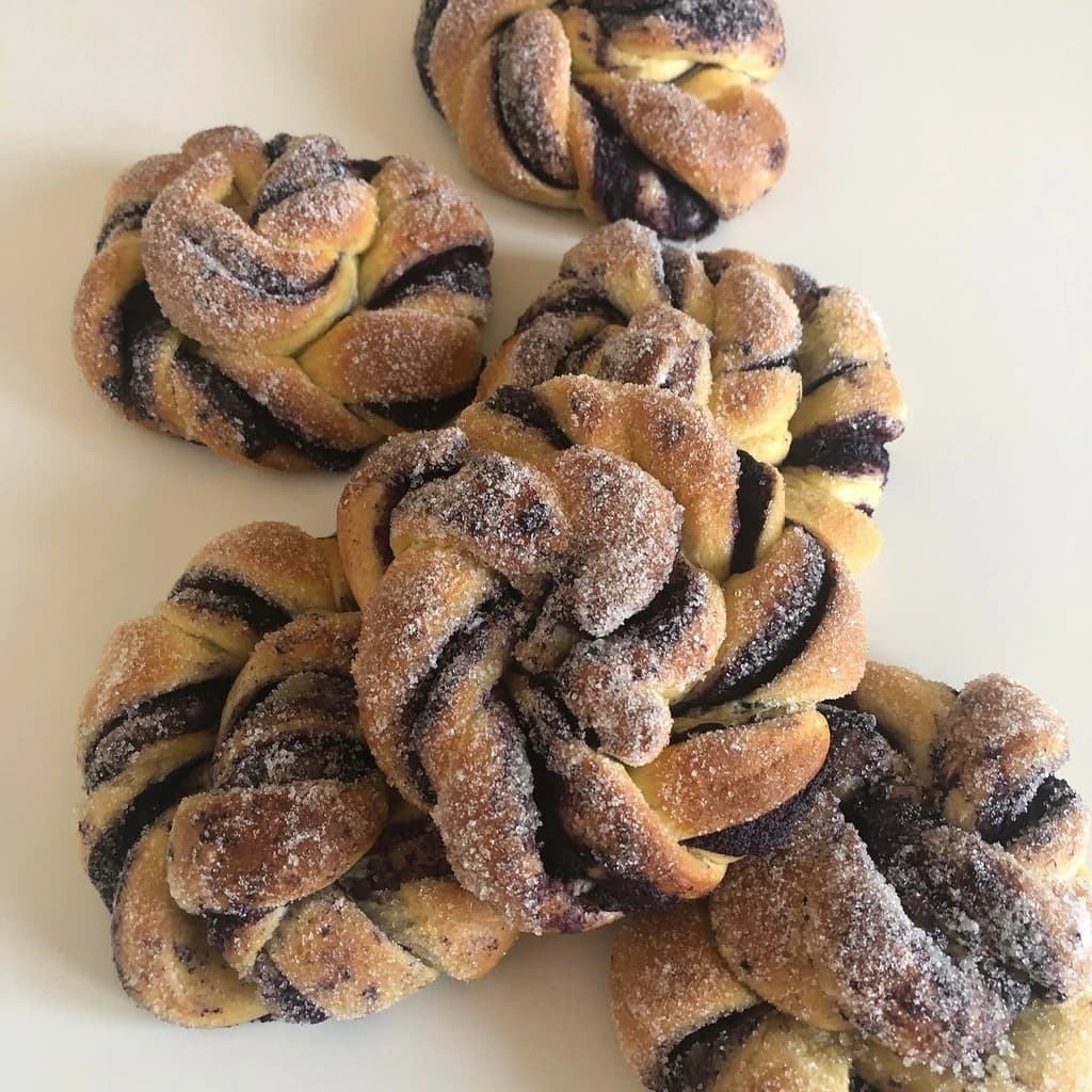 Lyxig karlsbaderbulle med blåbär och mandelmassa