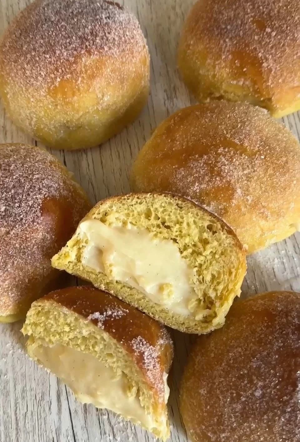 Karlsbaderbullar med vaniljkräm