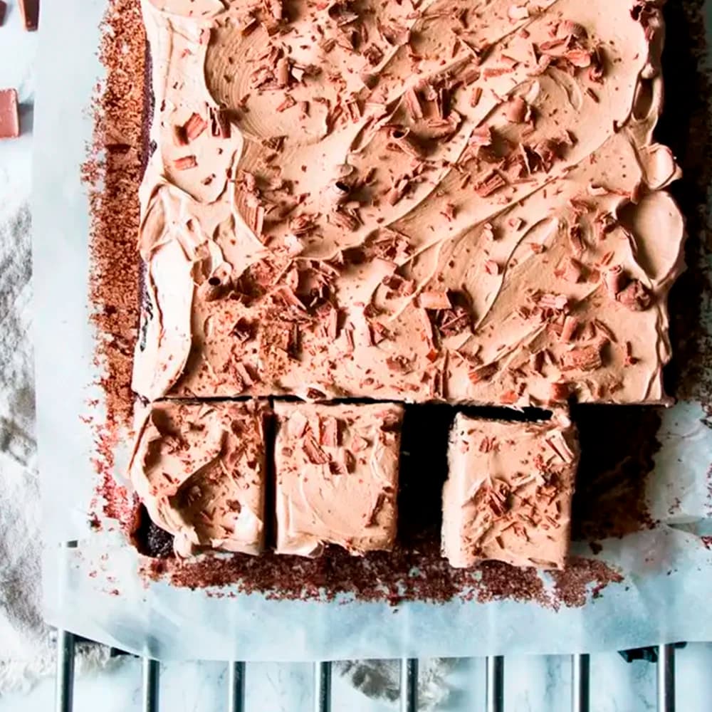 Chokladkaka i långpanna med mjölkchokladfrosting