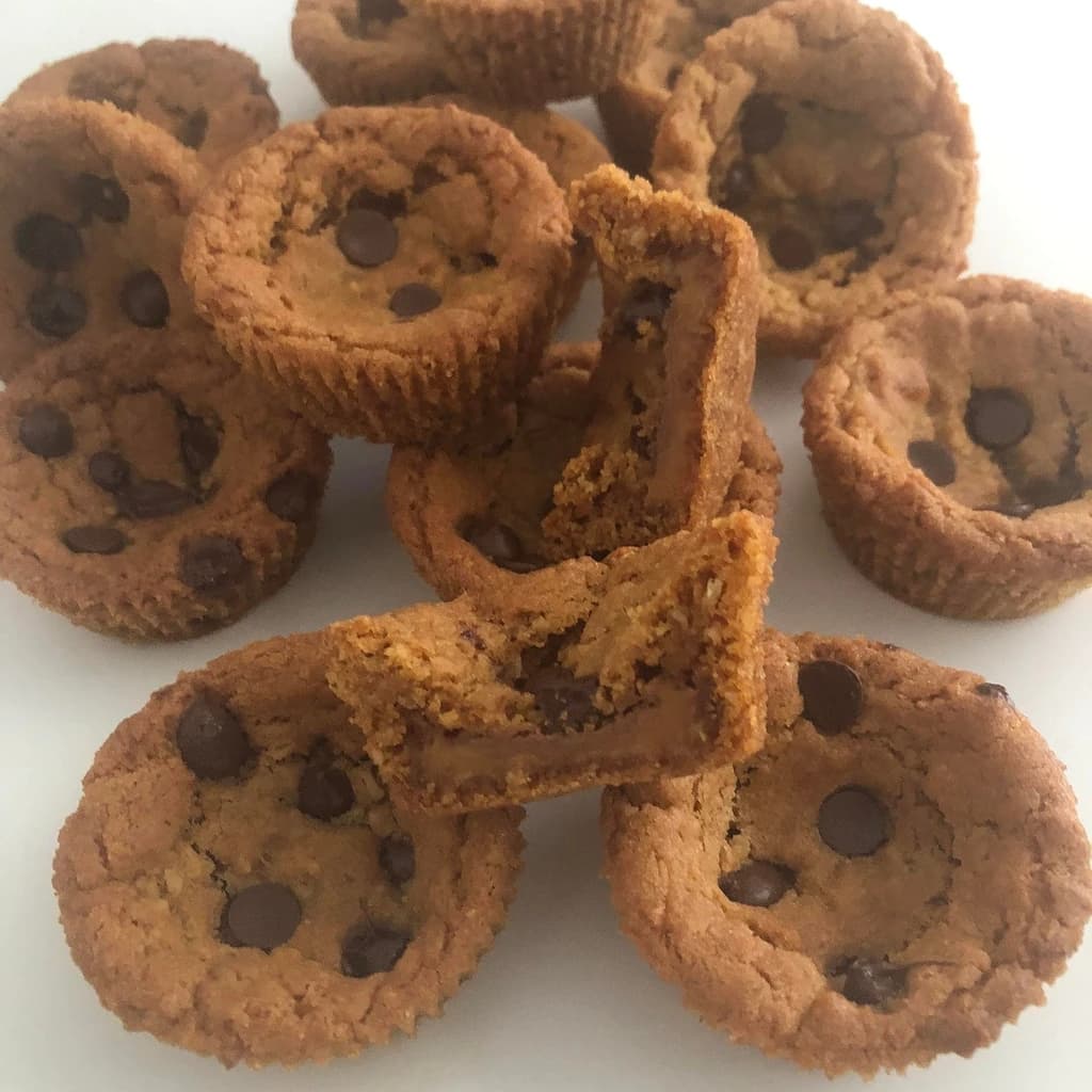 Höga dumlecookies med chokladknappar