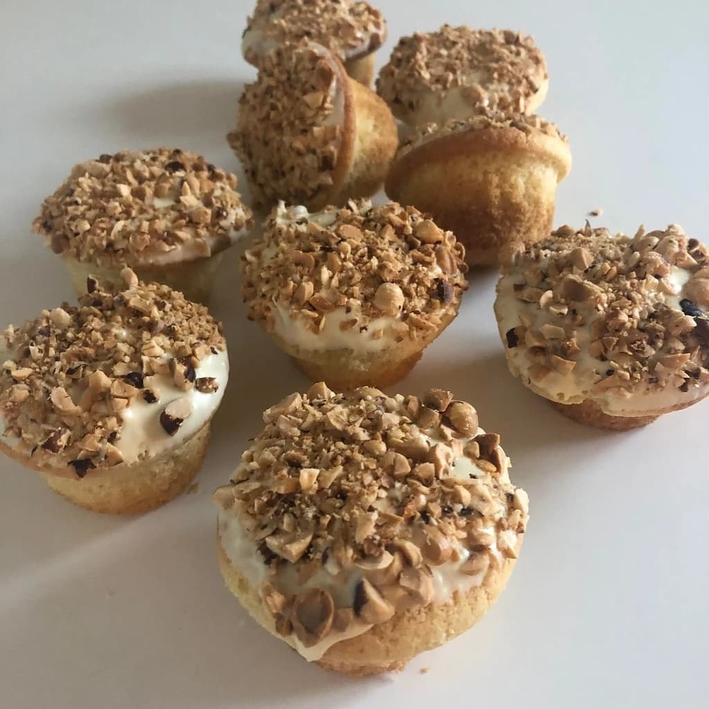Muffins med vit choklad och rostade hasselnötter