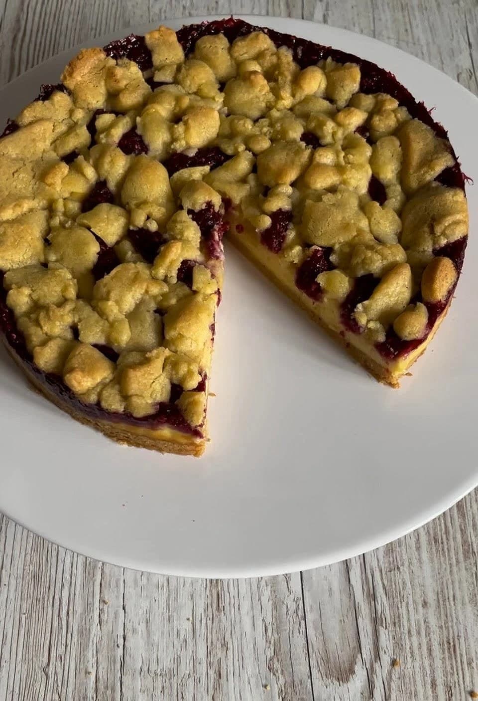 Mördegskaka med vaniljkräm och hallonkompott