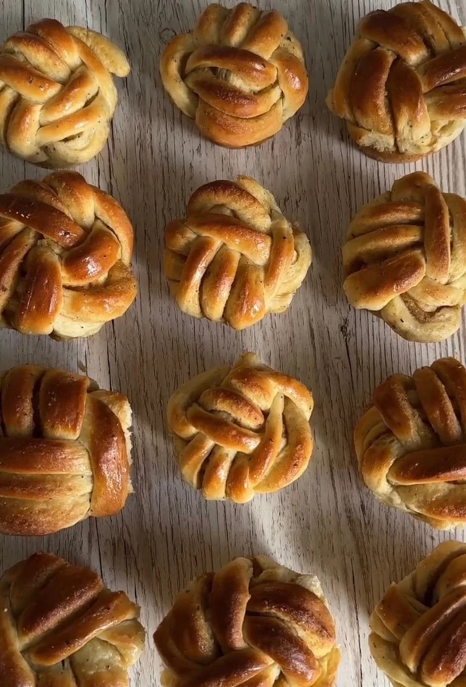Flätade kardemummabullar i muffinsplåt