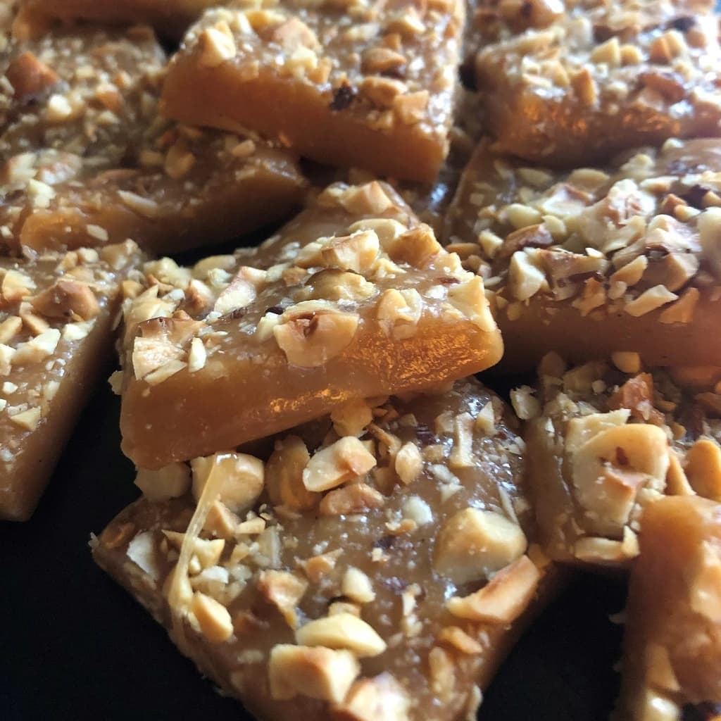 Kola med rostade hasselnötter, brynt smör och havssalt