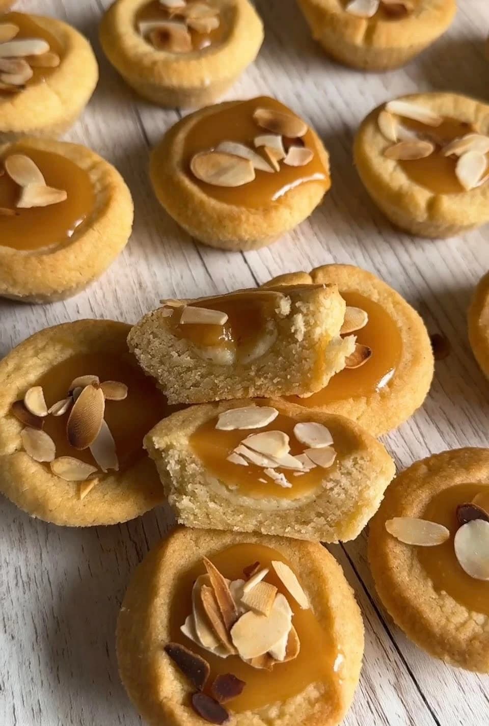Kolagrottor med vaniljkrämsgömma
