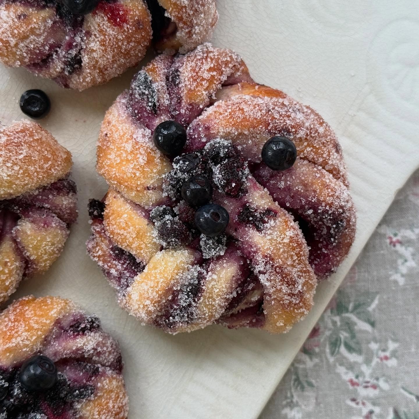 Blåbärsbullar med vaniljfyllning