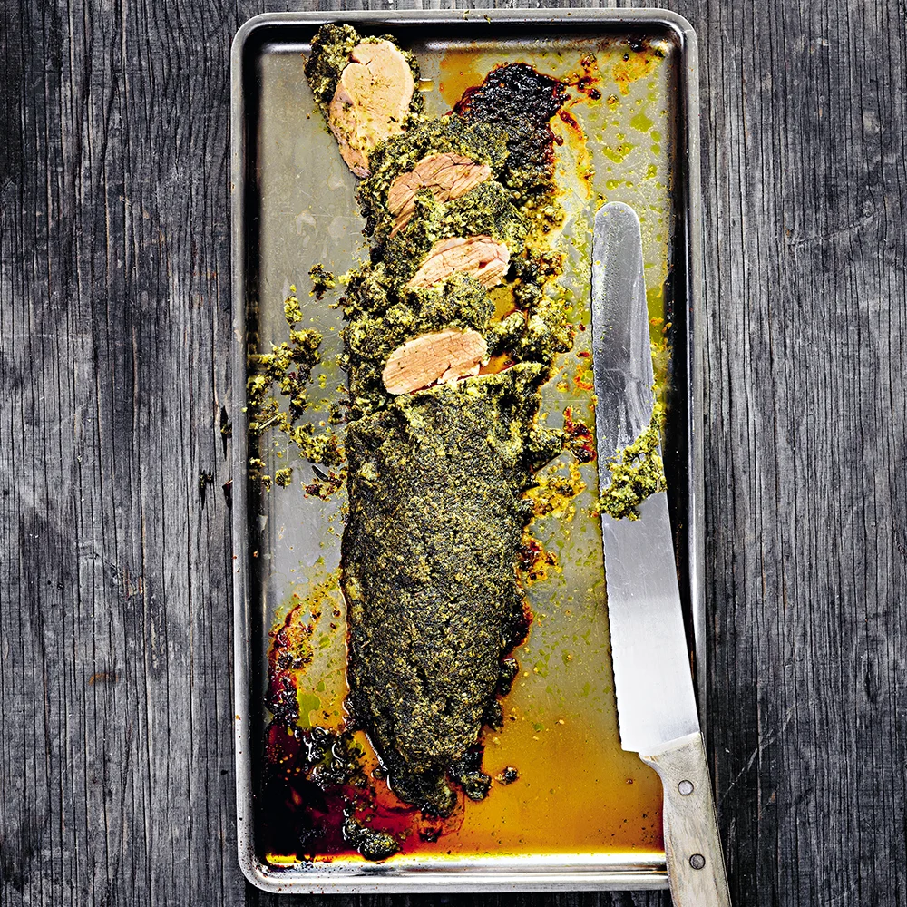 Fläskfilé med örttäcke och tomatsallad by Tareq Taylor