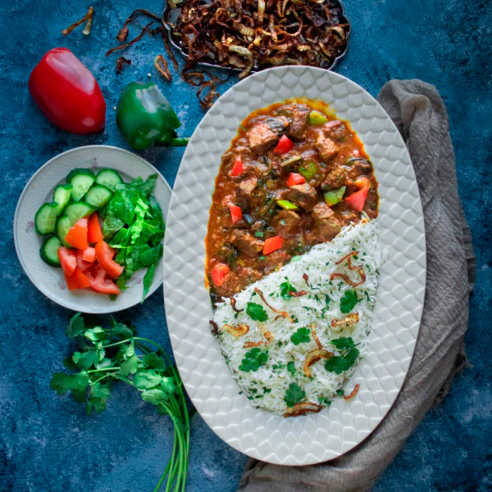 Köttgryta med färsk spenat och som toppas rostat lök