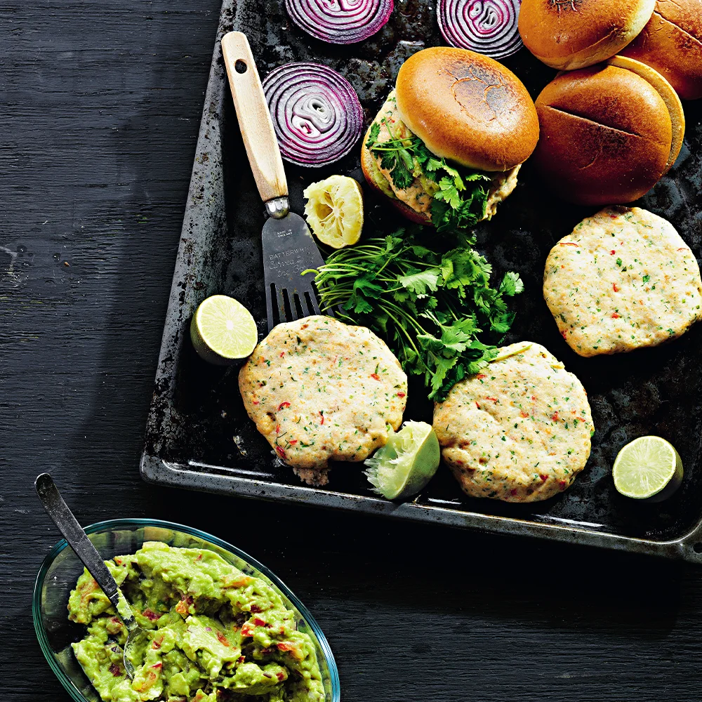 Fiskfärsburgare med rödlök och guacamole by Tareq Taylor