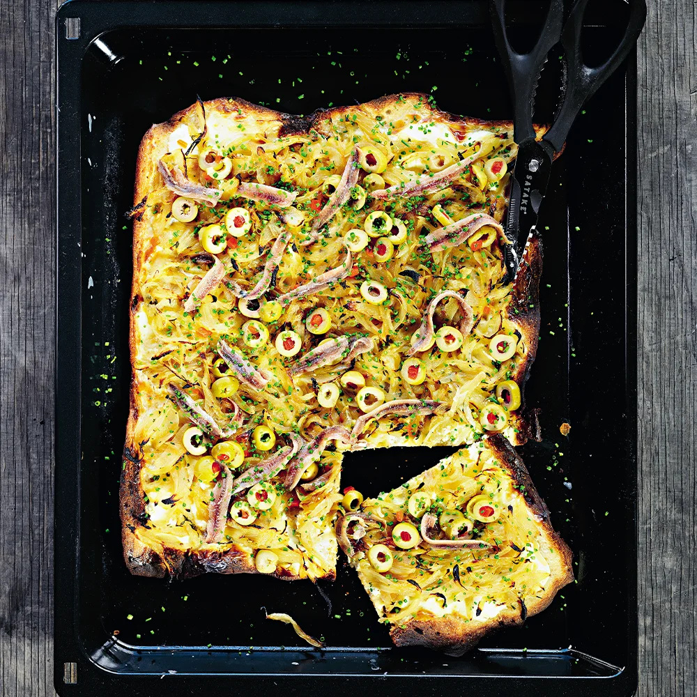 Tarte flambée med sardeller och oliver by Tareq Taylor