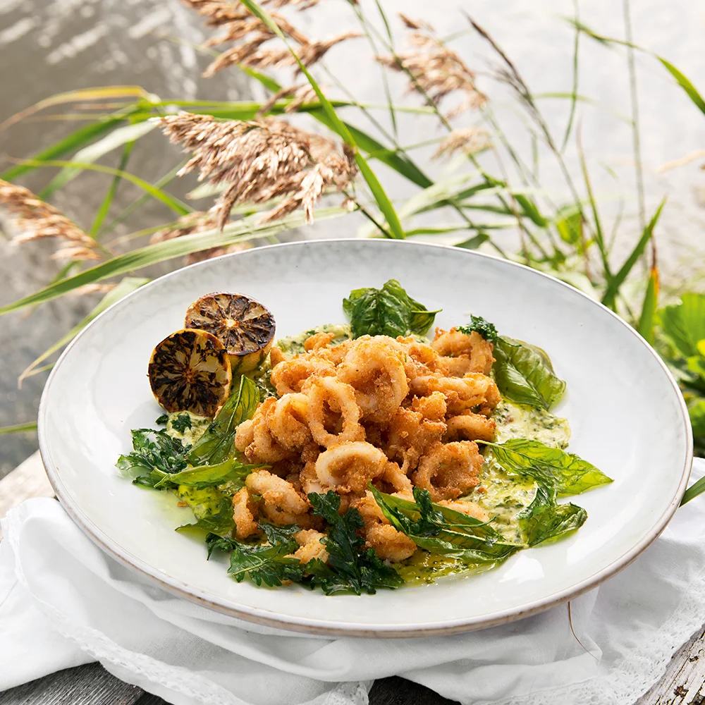 Calamares med friterad basilika och lime- och örtdipp by Sebastian Mannerström