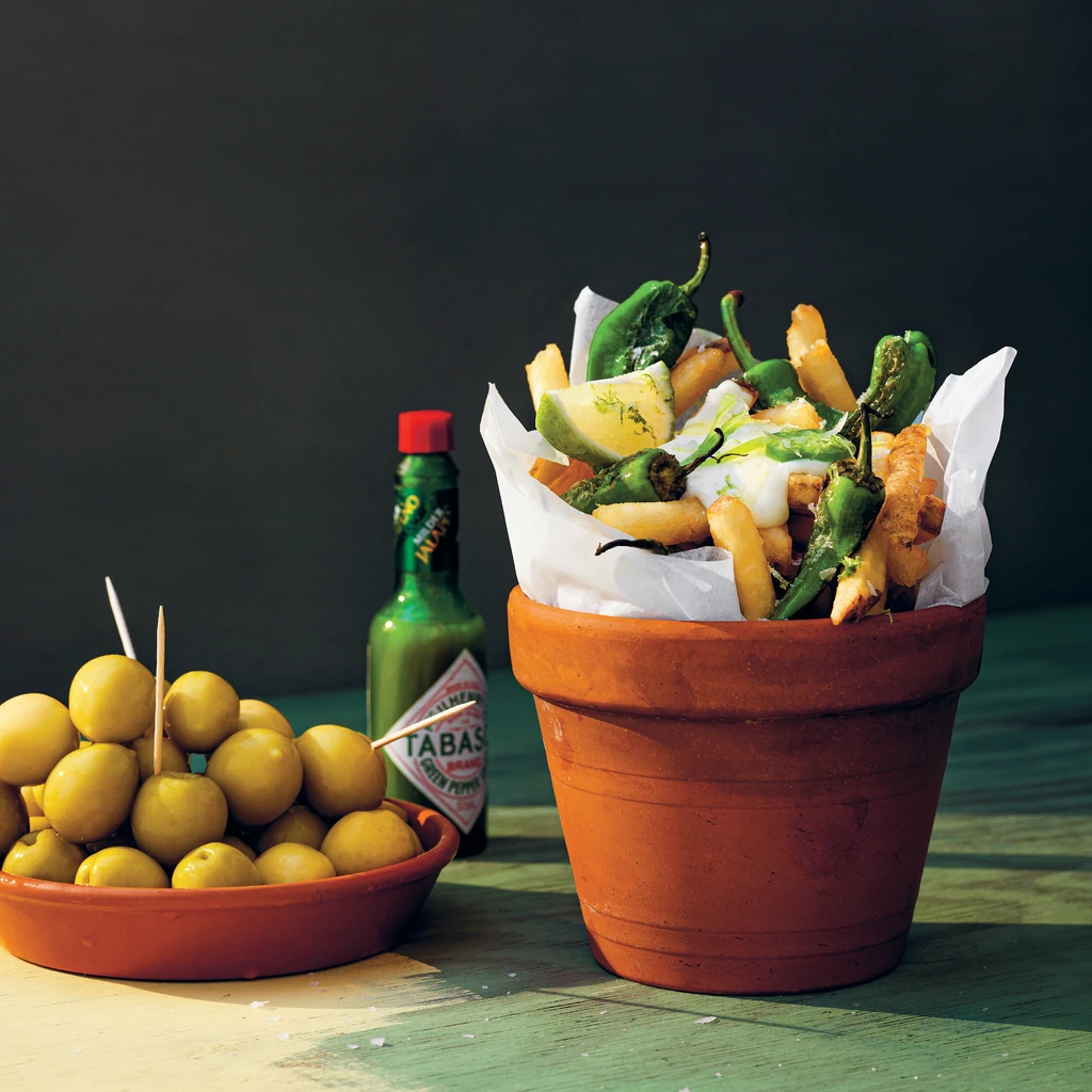 Pommes frites med pimientos de padron och grön majonnäs by Mathias Dahlgren