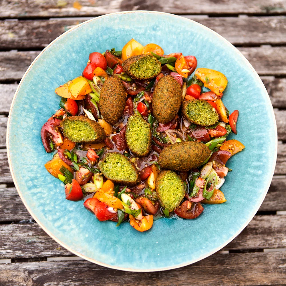 Falafel på gula ärter med tomatsallad by Tareq Taylor