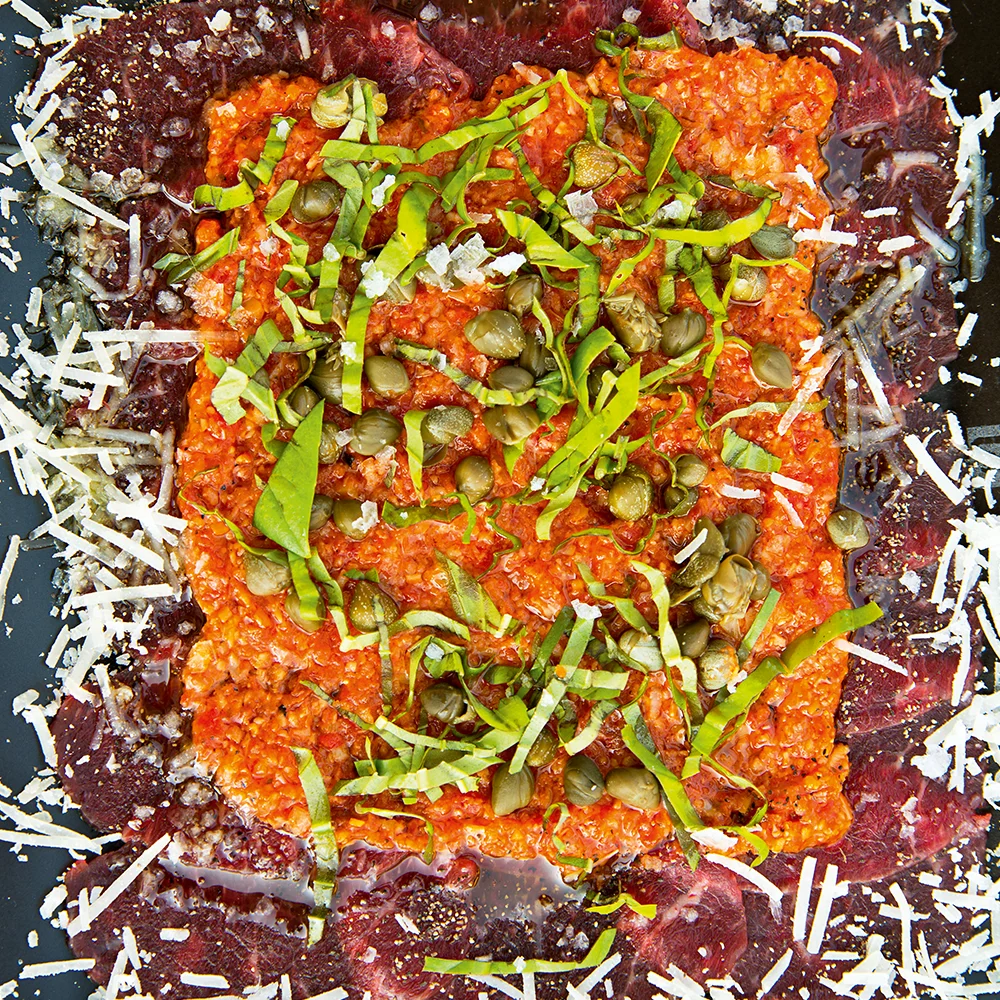 Carpaccio på ryggbiff med pesto på grillade grönsaker