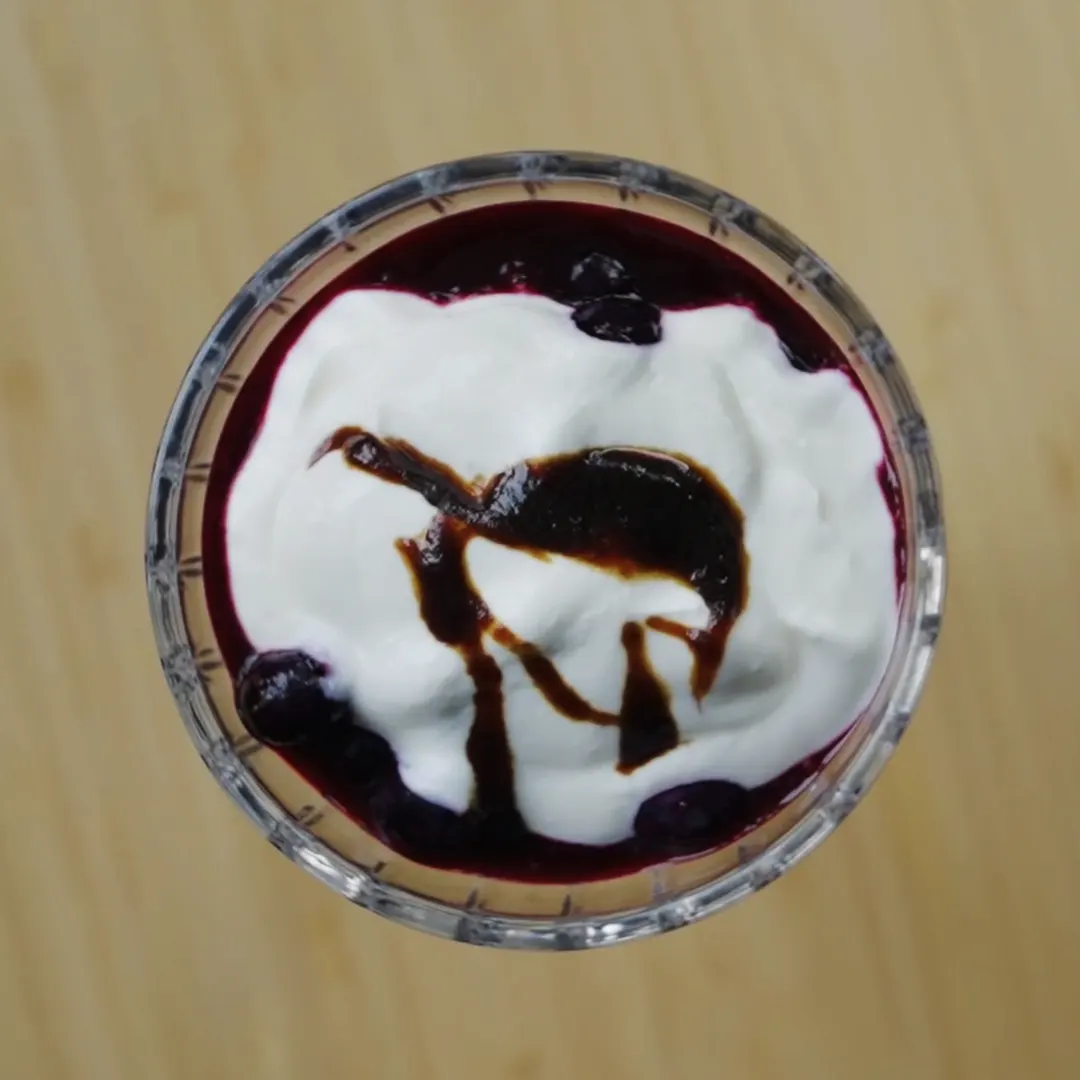 Blåbärskompott med grekisk yoghurt och granola crumble by Tareq Taylor