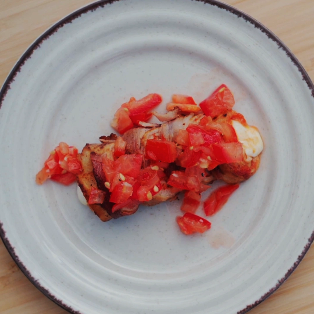 Baconinlindade pizzarullar med tomatsalsa by Tareq Taylor