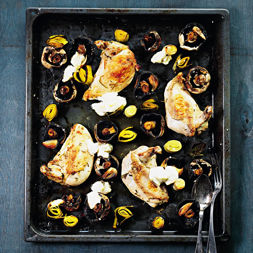 Kycklingfilé med svamp, purjo och rå tomatsås by Tareq Taylor