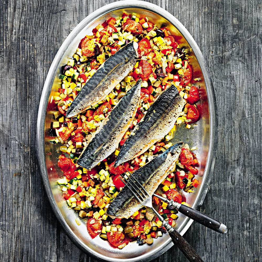 Makrillfilé på grönsaker med citron och kapris by Tareq Taylor