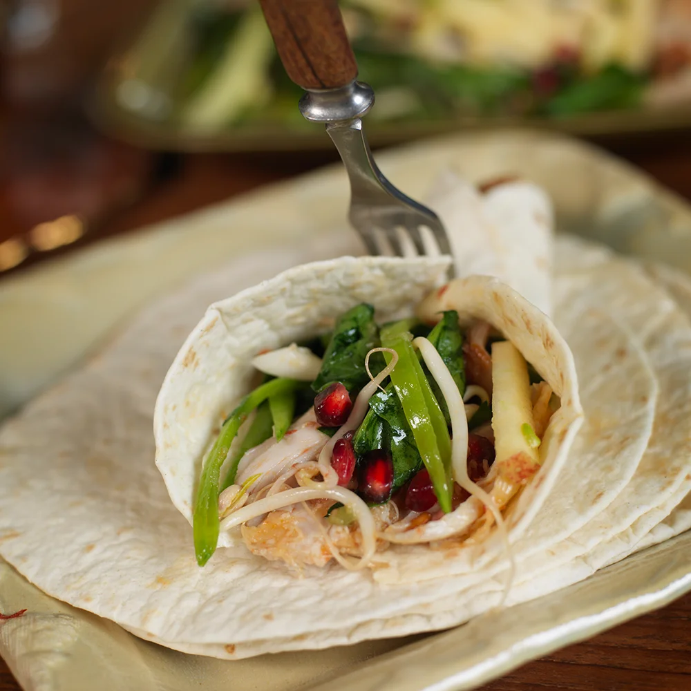 Asiatisk kycklingsallad i wrap by Tareq Taylor