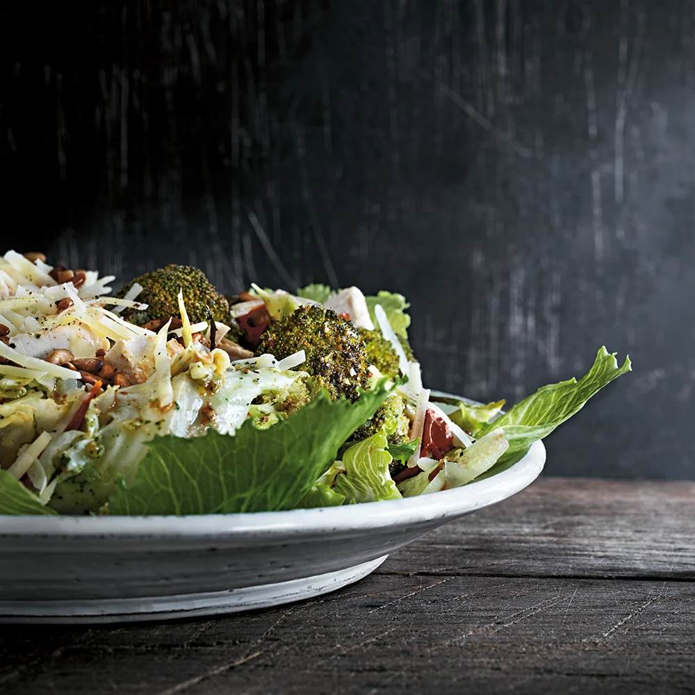 Broccoli-, spetskåls- och tomatsallad med örtpesto och parmesan