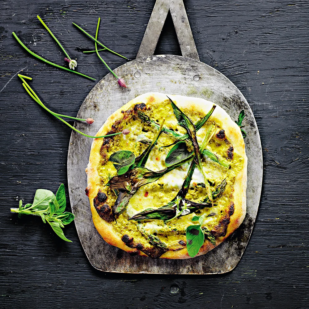 Pizza bianco med pesto, ramslök och sparris by Tareq Taylor