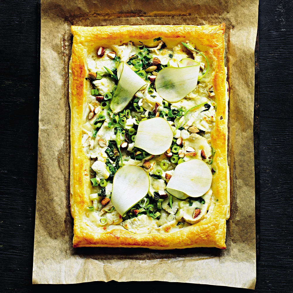 Smördegstarte med päron, chèvre och mandel by Tareq Taylor
