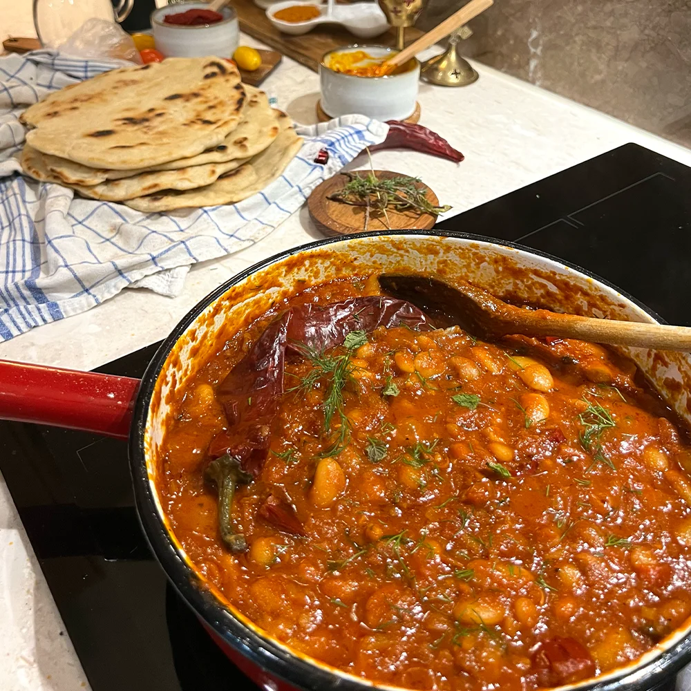 Bönor i Tomater och Lutenica med Tunnbröd